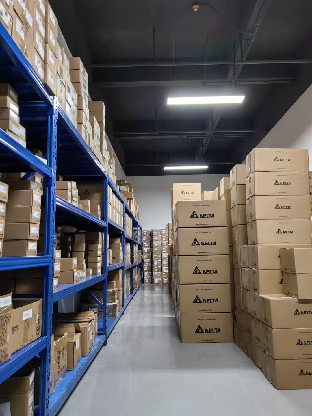 100% ολοκαίνουργιο πρωτότυπο και γνήσιο Delta VFD1600CP43A-00 380V160KW Μετατροπείς συχνότητας Drive Servo Motor