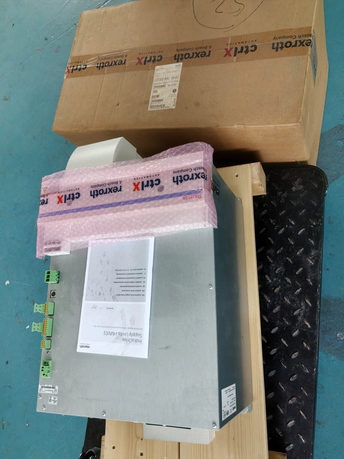 Ολοκαίνουργιο αυθεντικό σερβοκινητήρα Bosch Rexroth HMV01.1R-W0120-A-07-NNNN Γρήγορη αποστολή
