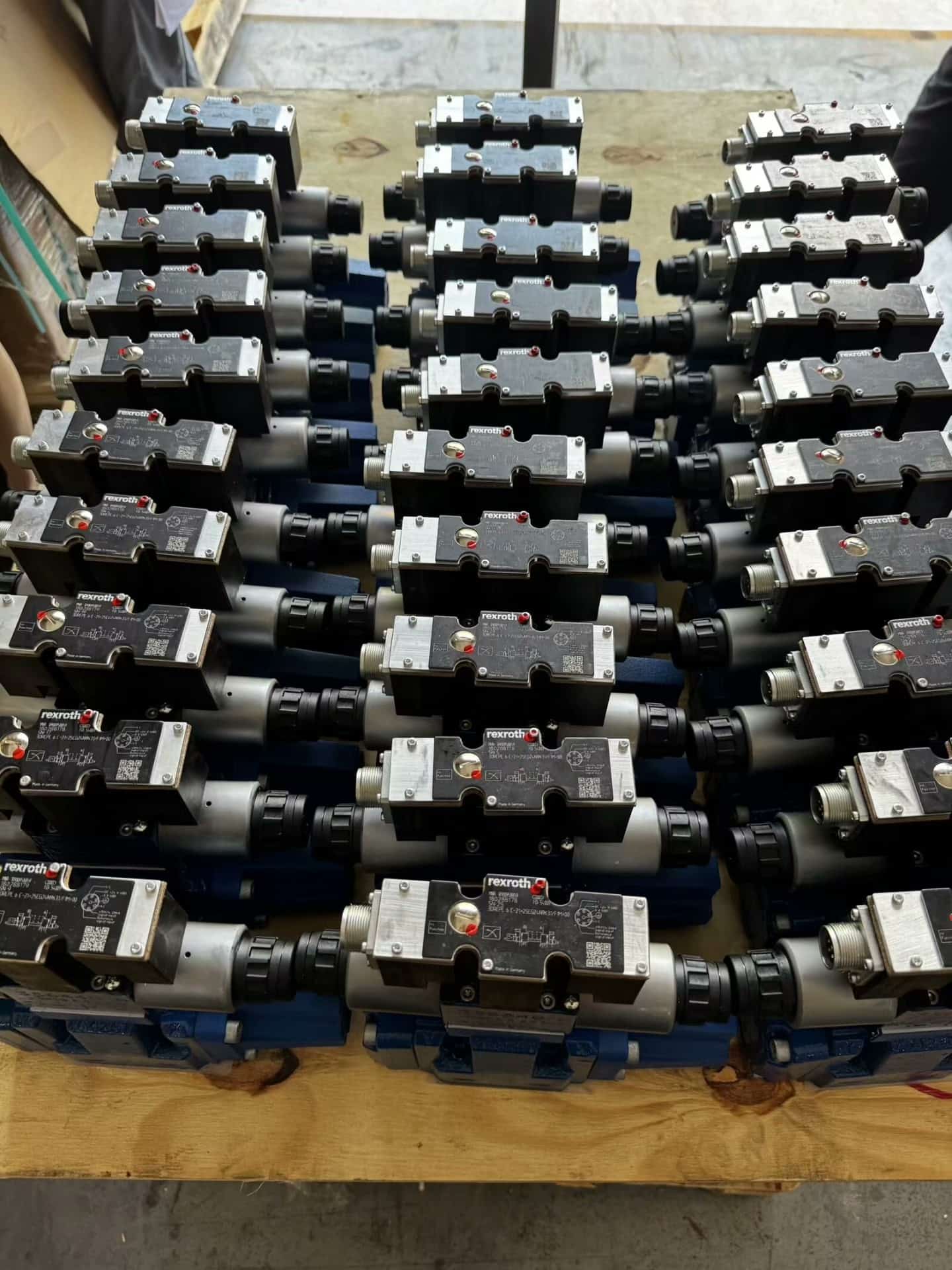 Ολοκαίνουργιο Γνήσιο σερβοκινητήρα Bosch Rexroth Proportional valve 4WRZE25W6-325-7X/6EG24N9K31/F1D3M Servo Motor Γρήγορη αποστολή